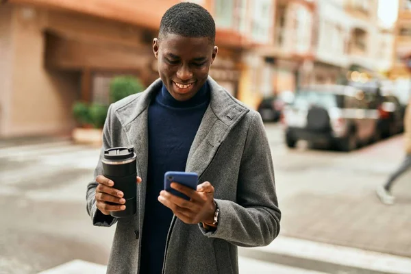 Genç Afrikalı Amerikalı Adam Akıllı Telefon Kullanıyor Şehirde Kahve Içiyor — Stok fotoğraf