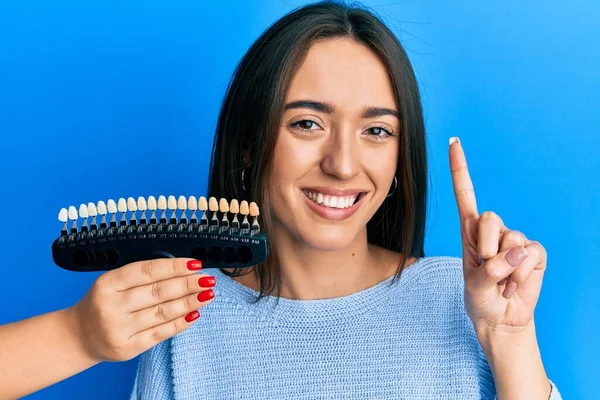Menina Hispânica Jovem Comparando Clareamento Dos Dentes Sorrindo Com Uma — Fotografia de Stock