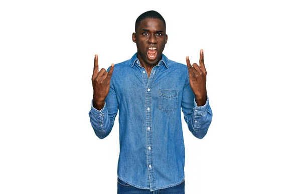Giovane Uomo Afroamericano Indossa Abiti Casual Gridando Con Espressione Pazza — Foto Stock