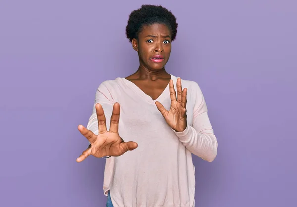 若いアフリカ系アメリカ人の少女は カジュアルな服を着て 手で恐怖表現のジェスチャーを停止し ショックで叫んで恐れている パニックの概念 — ストック写真