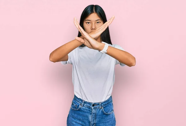 Mooie Jonge Aziatische Vrouw Dragen Casual Wit Shirt Afwijzing Expressie — Stockfoto