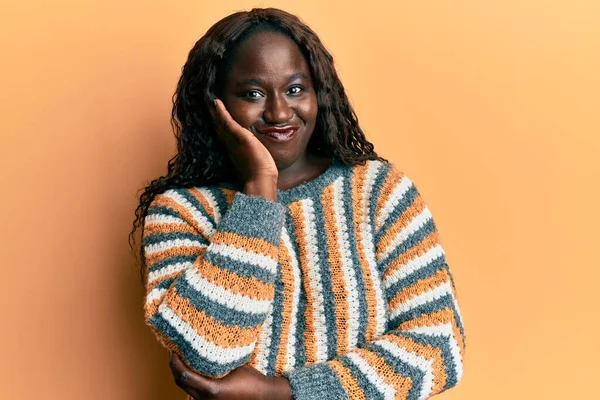 Afrikansk Ung Kvinna Bär Ull Vinter Tröja Tänker Ser Trött — Stockfoto