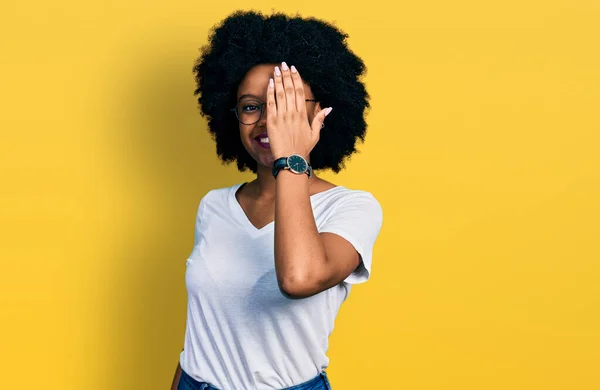Jeune Femme Afro Américaine Portant Shirt Blanc Décontracté Couvrant Oeil — Photo