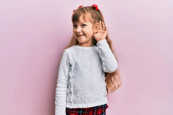 Little Caucasian Girl Kid Wearing Casual Clothes Smiling Hand Ear — 스톡 사진