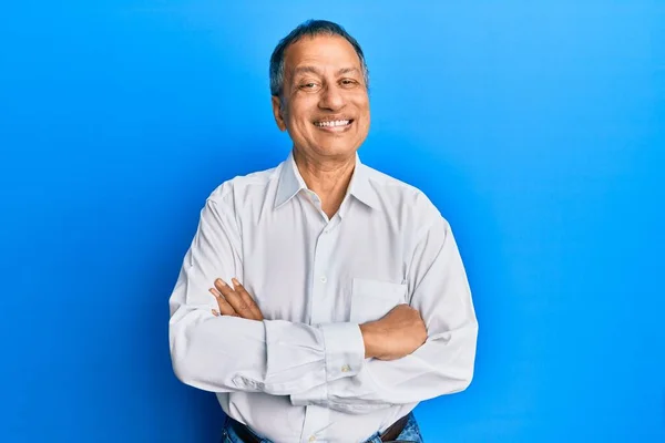 Homem Indiano Meia Idade Com Braços Cruzados Gesto Sorrindo Com — Fotografia de Stock