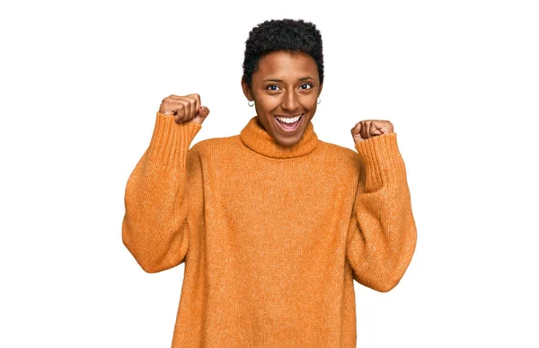 Νεαρή Αφροαμερικανή Που Φοράει Καθημερινά Ρούχα Ουρλιάζοντας Περήφανη Γιορτάζοντας Νίκη — Φωτογραφία Αρχείου