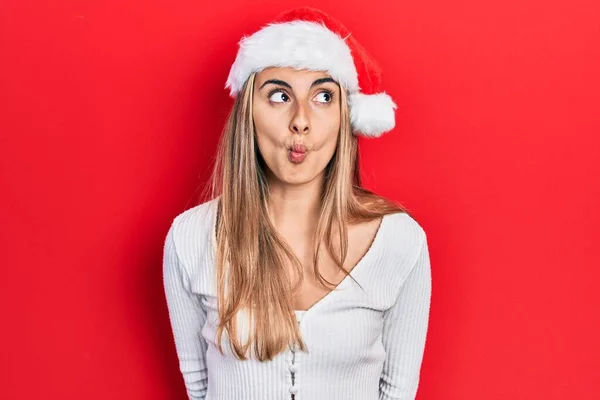 Bella Donna Ispanica Che Indossa Cappello Natale Facendo Faccia Pesce — Foto Stock