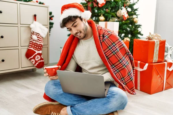 Joven Hispano Usando Sombrero Navidad Usando Laptop Bebiendo Café Casa — Foto de Stock