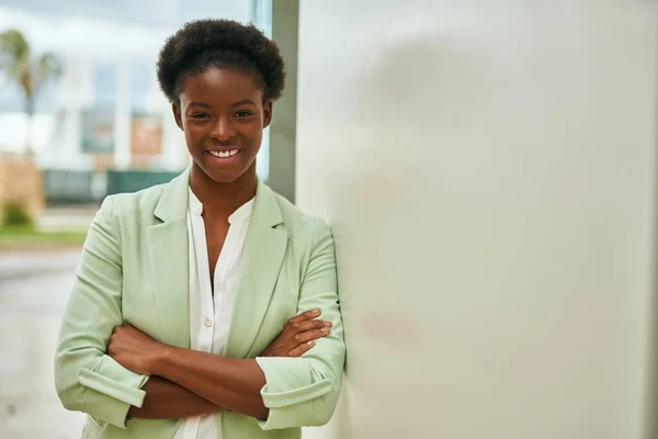 Joven Mujer Negocios Afroamericana Con Los Brazos Cruzados Sonriendo Feliz — Foto de Stock