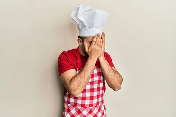 Joven Hispano Vestido Con Uniforme Panadero Con Expresión Triste Cubriendo — Foto de Stock