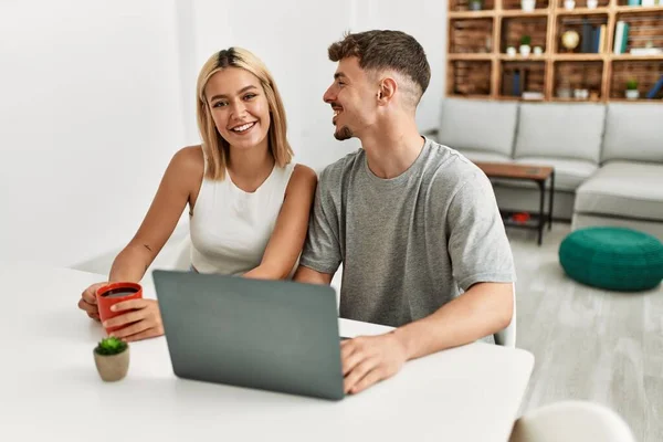 Giovane Coppia Caucasica Utilizzando Computer Portatile Bere Caffè Seduto Sul — Foto Stock