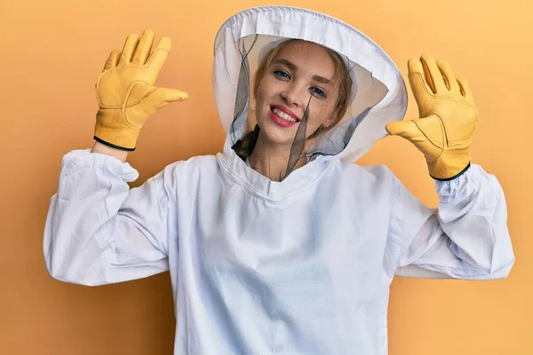 Bella Donna Caucasica Bionda Che Indossa Uniforme Protettiva Apicoltore Mostrando — Foto Stock