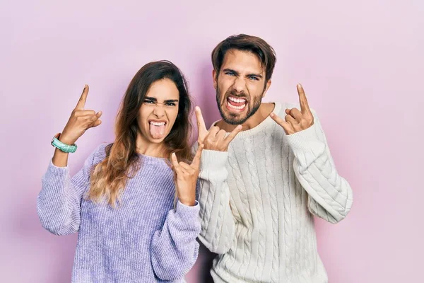 Junges Hispanisches Paar Lässiger Kleidung Mit Verrücktem Gesichtsausdruck Das Rock — Stockfoto