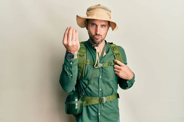 Handsome Man Beard Wearing Explorer Hat Backpack Doing Italian Gesture — 스톡 사진
