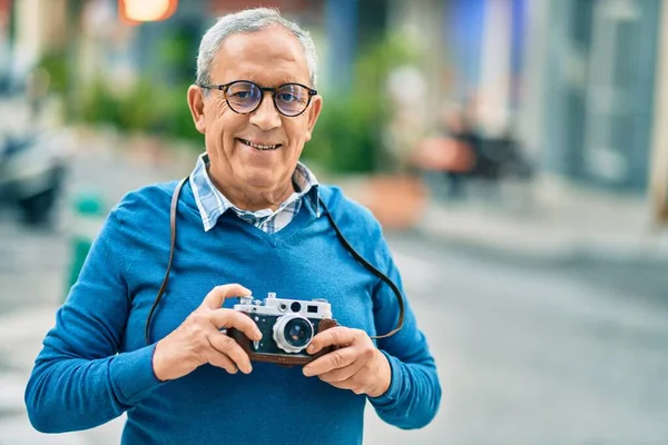 Senior Grey Haired Tourist Man Smiling Happy Using Vintage Camera — Stock Photo, Image