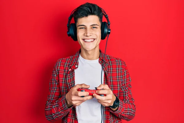 Jovem Hispânico Jogando Vídeo Game Segurando Controlador Sorrindo Com Sorriso — Fotografia de Stock