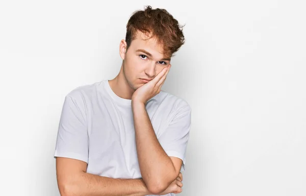 Jonge Blanke Man Draagt Casual Witte Shirt Denken Kijken Moe — Stockfoto