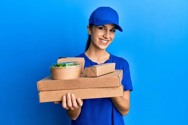 Junge Hispanische Frau Die Essen Zum Mitnehmen Hält Sieht Positiv — Stockfoto