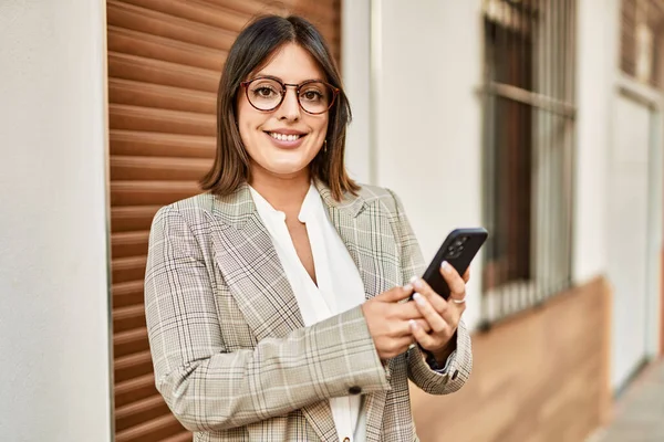 Ung Latinamerikansk Affärskvinna Ler Glad Med Smartphone Stan — Stockfoto