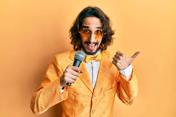 Jovem Hispânico Vestindo Hipster Estilo Elegante Canção Cantando Usando Microfone — Fotografia de Stock