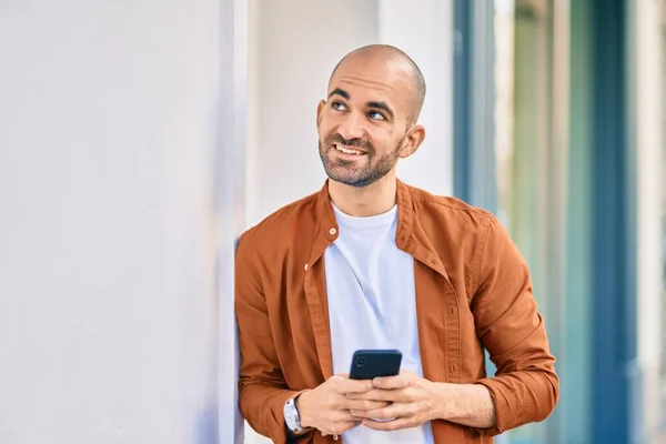 Jovem Hispânico Careca Homem Sorrindo Feliz Usando Smartphone Cidade — Fotografia de Stock