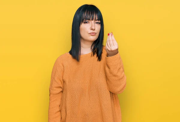 Junge Hispanische Frau Lässiger Kleidung Macht Italienische Geste Mit Selbstbewusstem — Stockfoto