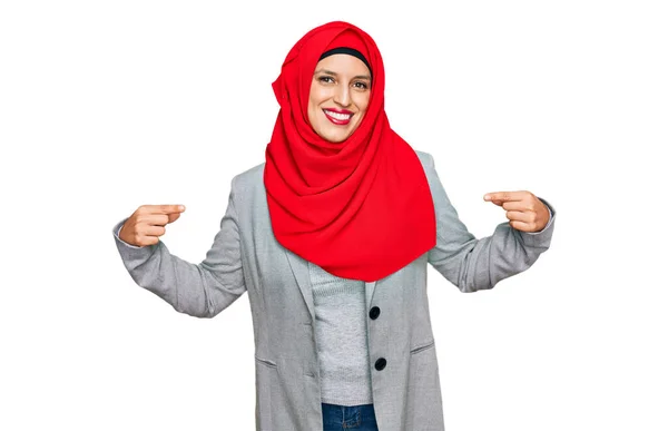 Όμορφη Ισπανίδα Γυναίκα Φορώντας Παραδοσιακό Ισλαμικό Μαντήλι Χιτζάμπ Που Δείχνει — Φωτογραφία Αρχείου