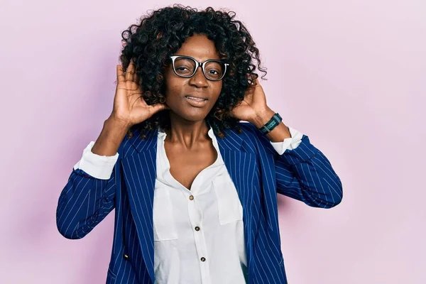Fiatal Afro Amerikai Aki Üzleti Ruhát Szemüveget Visel Mindkét Kezét — Stock Fotó