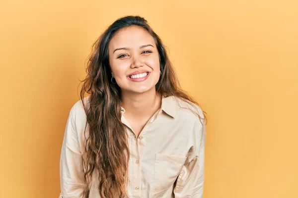 Giovane Ragazza Ispanica Indossa Abiti Casual Con Sorriso Felice Fresco — Foto Stock