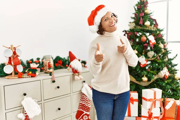 Donna Ispanica Mezza Età Piedi Vicino All Albero Natale Che — Foto Stock