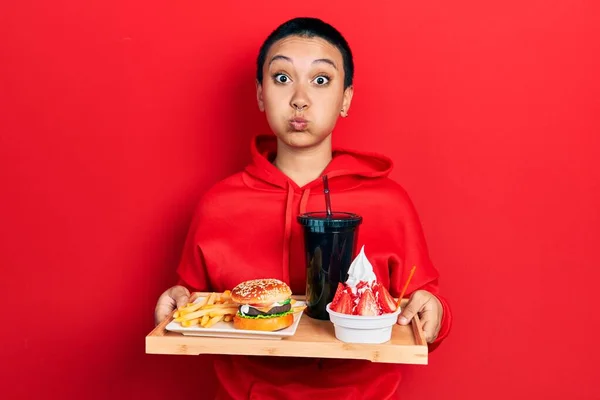 Mulher Hispânica Bonita Com Cabelo Curto Comendo Hambúrguer Clássico Saboroso — Fotografia de Stock