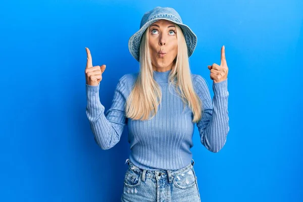 Young Blonde Woman Wearing Casual Denim Hat Amazed Surprised Looking — Foto de Stock