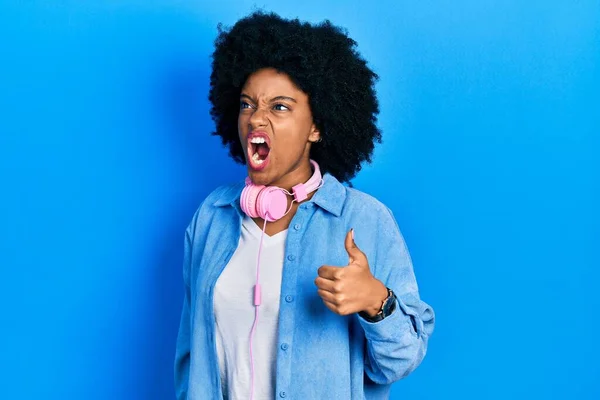 Jovem Afro Americana Usando Fones Ouvido Fazendo Polegares Acima Gesto — Fotografia de Stock