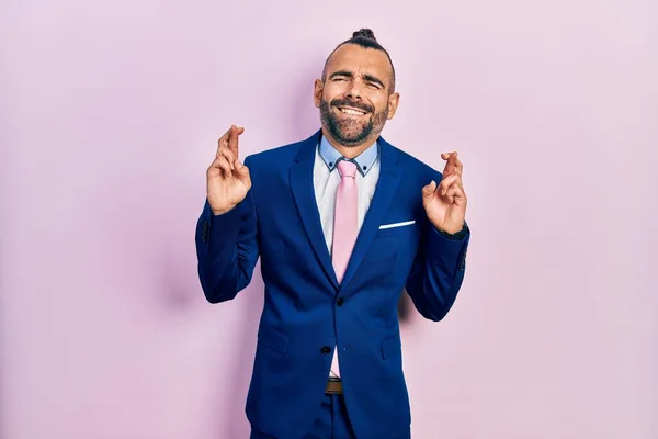 Junger Hispanischer Mann Businessanzug Und Krawatte Mit Erhobenem Zeigefinger Lächelnd — Stockfoto