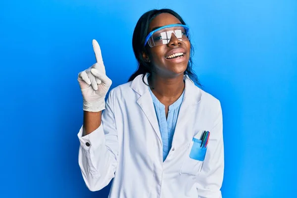 Jeune Femme Afro Américaine Portant Uniforme Scientifique Souriant Avec Une — Photo