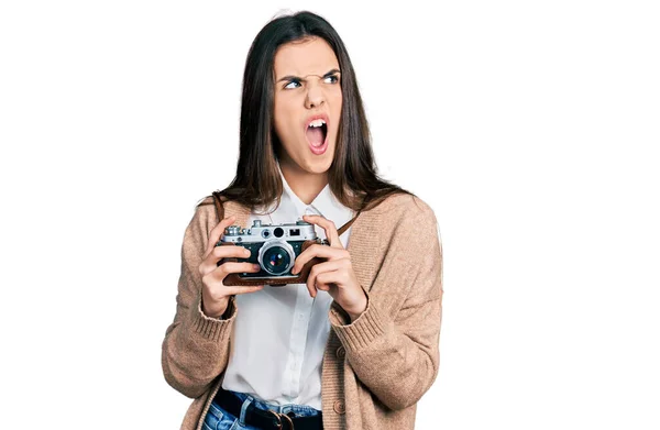 Junge Brünette Teenager Mit Vintage Kamera Wütend Und Wütend Schreien — Stockfoto