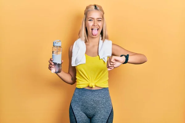 Vacker Blond Sport Kvinna Med Smart Klocka Sticker Tungan Glad — Stockfoto