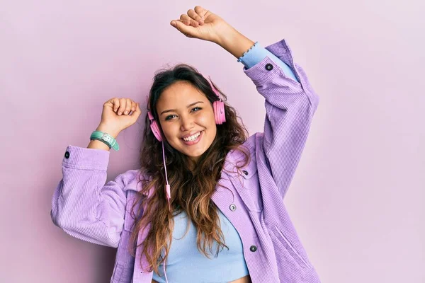 Chica Hispana Joven Bailando Escuchando Música Usando Auriculares Sonriendo Con —  Fotos de Stock