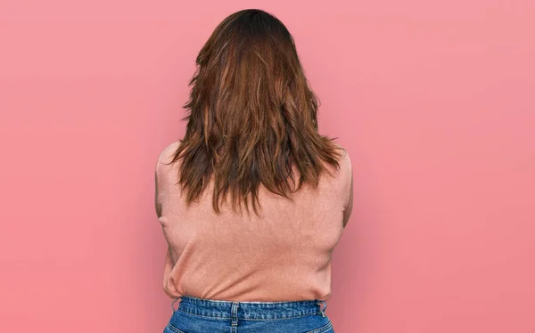 Jovem Mulher Size Vestindo Roupas Casuais Óculos Para Trás Olhando — Fotografia de Stock