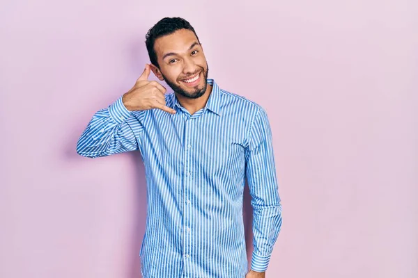 Homem Hispânico Com Barba Vestindo Camisa Azul Casual Sorrindo Fazendo — Fotografia de Stock