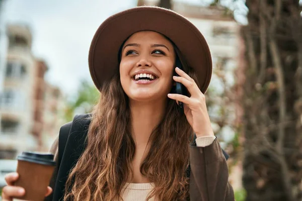Genç Spanyol Turist Kadın Akıllı Telefondan Konuşuyor Şehirde Kahve Içiyor — Stok fotoğraf