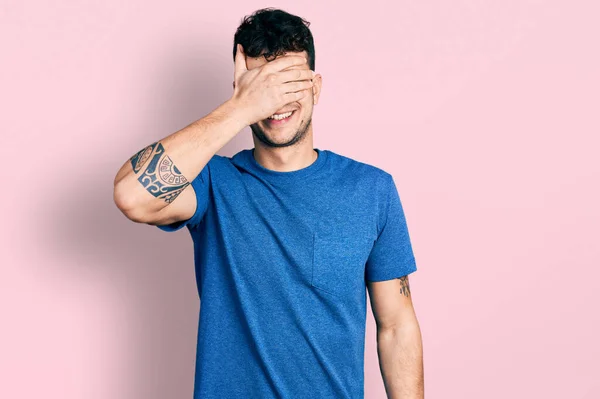 Jovem Hispânico Vestindo Camiseta Casual Sorrindo Rindo Com Mão Rosto — Fotografia de Stock