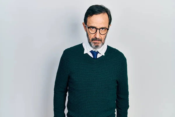Hispánec Středního Věku Nosí Neformální Oblečení Brýle Skeptické Nervózní Mračí — Stock fotografie
