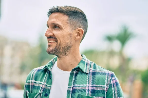 Joven Hombre Caucásico Sonriendo Feliz Pie Ciudad — Foto de Stock