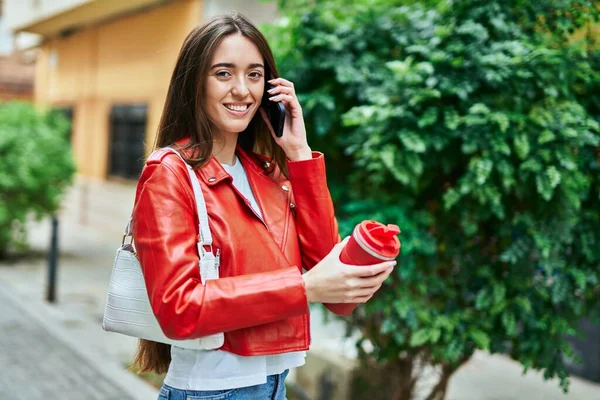 Genç Spanyol Kadın Akıllı Telefondan Konuşuyor Şehirde Kahve Içiyor — Stok fotoğraf