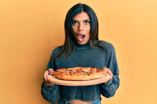 Ung Latinamerikansk Transsexuell Transsexuell Kvinna Håller Italiensk Pizza Rädd Och — Stockfoto