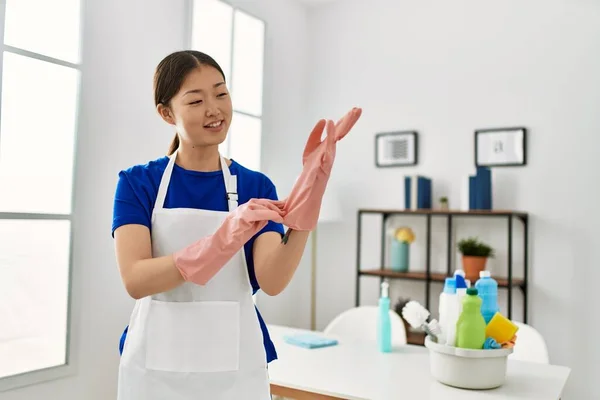 Ung Kinesisk Hemmafru Sätta Handskar Hemma — Stockfoto