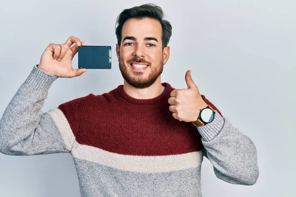 Bonito Homem Caucasiano Com Barba Segurando Memória Ssd Sorrindo Feliz — Fotografia de Stock