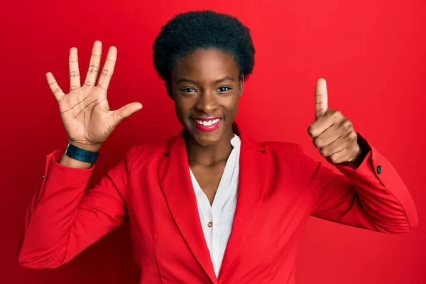 Jovem Afro Americana Vestindo Roupas Negócios Mostrando Apontando Para Cima — Fotografia de Stock