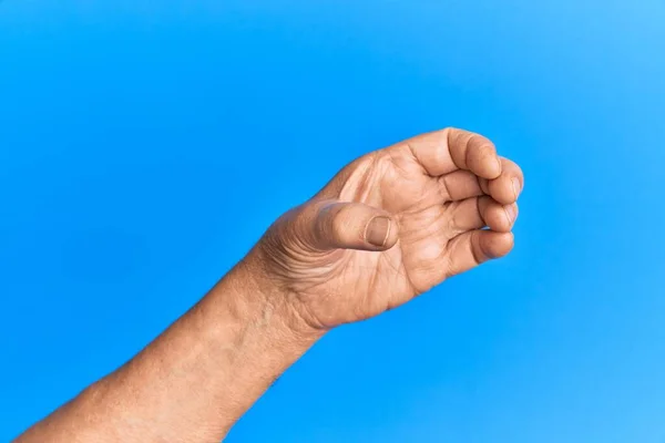 Hand Senior Latinamerikansk Man Över Blå Isolerad Bakgrund Håller Osynligt — Stockfoto